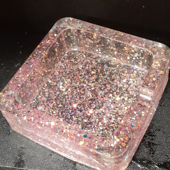 Resin ashtray - Picture 4 of 4